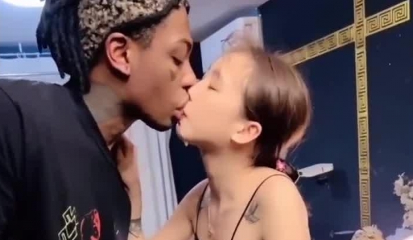 媚黑女和黑人调教老公，少妇和黑人交换唾液，绿帽老公跪着舔脚吃口水