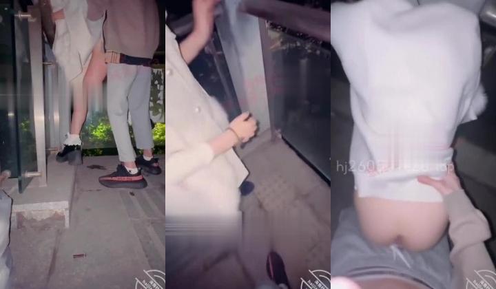 【精品乱伦】意淫自己妹妹 - 城里马路天桥露出激战 桥下车来车往 含着肉棒白虎穴就泛汁了 扶着栏