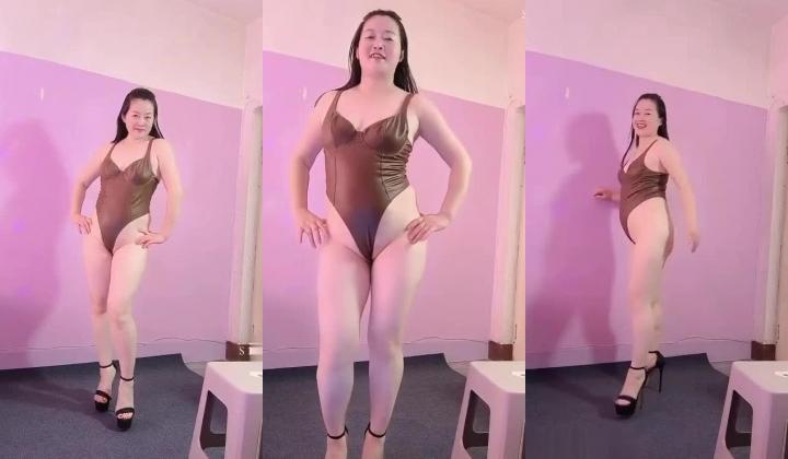 最新抖音泄密！熟女空必备！BBW白皙骚妻【孟楠】裸舞自慰搞屁眼性爱，各种蔬菜生活用品自慰喷水