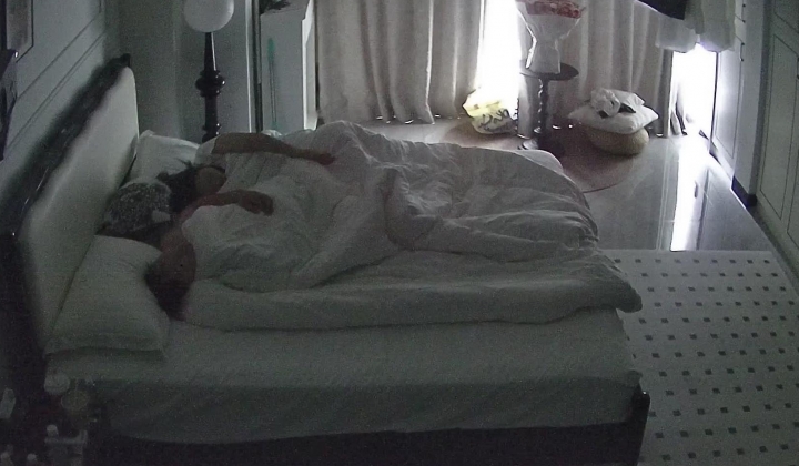 公寓酒店 最典型的又菜又爱玩 女人把裤子脱了逼对着他不操 非要撸管颜射 几天没一次像样的操逼