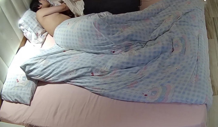 大学城 极品马尾萝莉装的小美女 一套黑色内衣很衬白皮肤 男人抓奶喂屌舔逼一条龙 再各种姿势操