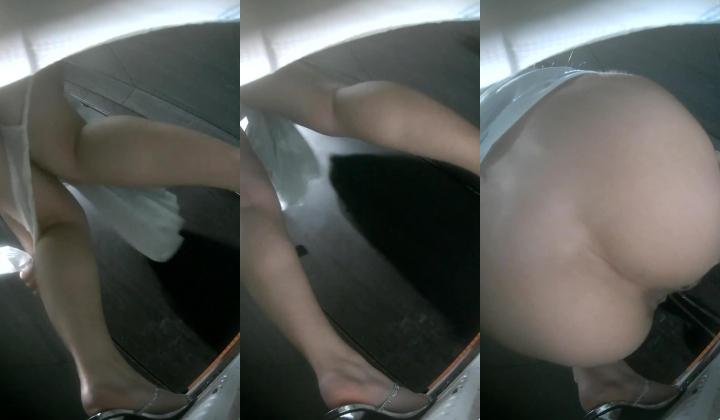 酒吧女厕近视角后拍小姐尿尿运动衣美女的逼逼非常肥厚