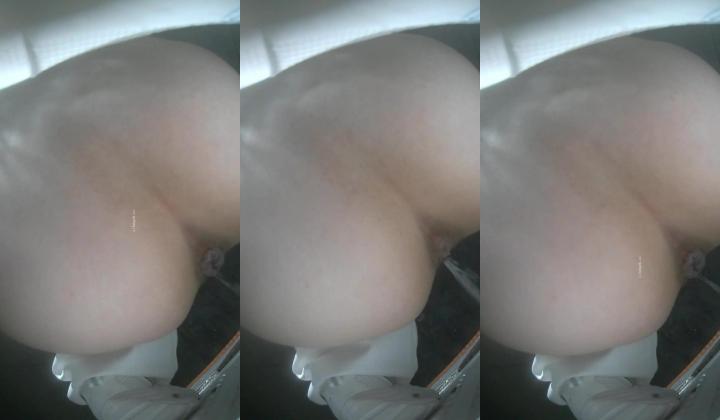 酒吧女厕近视角后拍小姐尿尿运动衣美女的逼逼非常肥厚