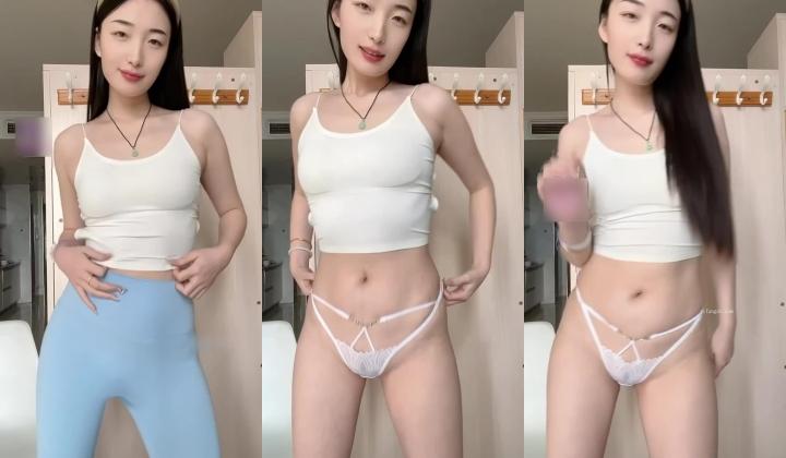 快手极品少妇【爱吃香菜】健身婊就是骚,身材不错,毛少奶圆逼粉,自搓奶头,摸逼流水都拉丝了