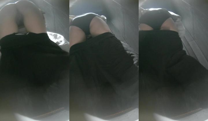 酒吧女厕近视角后拍小姐尿尿运动衣美女的逼逼非常肥厚