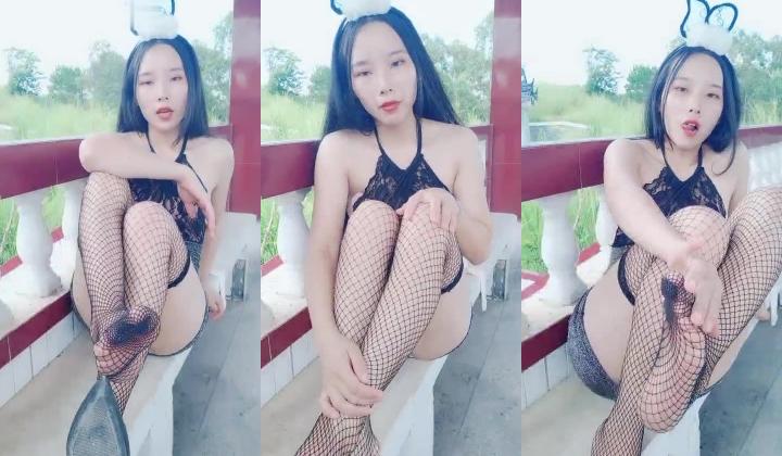 户外小骚妇，激情诱惑！ ️逞中午大家回家吃饭时间，偷偷约炮榜一大哥户外庭内吃鸡打炮 ️哥哥你怎么