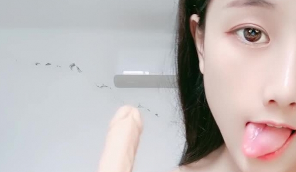 清纯可爱的小宝贝，全程露脸激情大秀，听狼友指挥揉捏骚奶子，道具激情抽插骚穴，各种骚浪姿势诱惑狼友