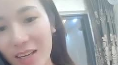 御姐范美女主播诱惑大秀 调暗光线全裸展示她的诱人胴体