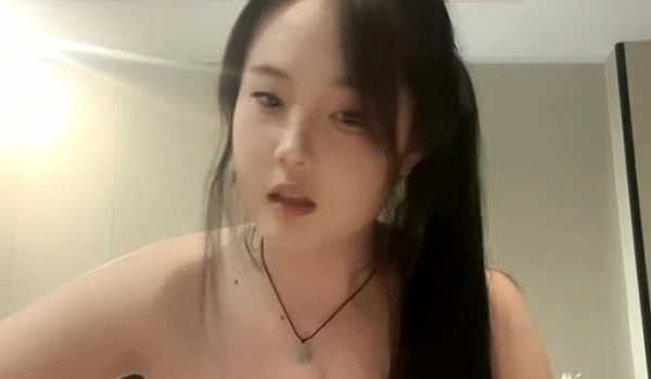 新来的蝴蝶逼无毛学妹露脸诱惑狼友大秀直播跟小哥激情啪啪，乖巧听话口交大鸡巴，让小哥压在身下暴力草