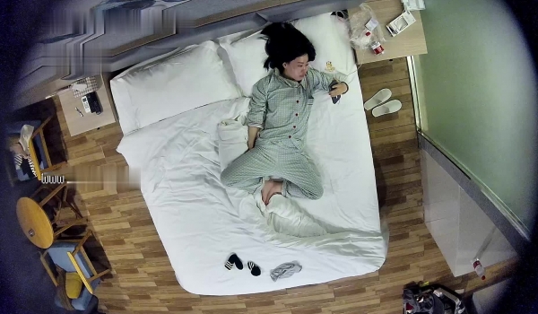 美女被半推半就推倒后解锁了各种新姿势，大白天啪啪，光线极好，被男友干得眉头紧蹙，欲仙欲死满足中