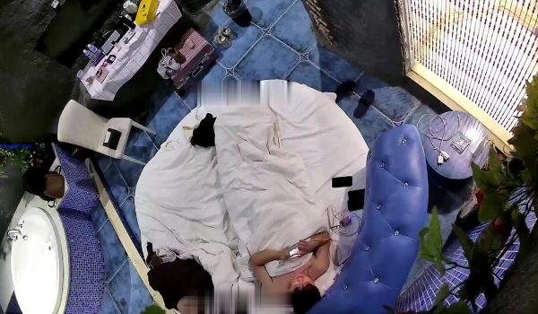 酒店浴缸房偷拍 ️躺玩手机考完试出来放松的情侣内射后蹲着洗逼