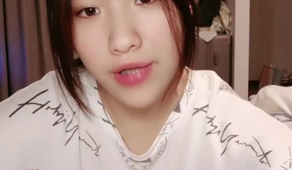 同学来家里跟我睡玩拉拉小游戏，亲着小嘴很软很甜，她舔的奶头好痒，跟狼友互动撩骚，双指抠进了骚逼好