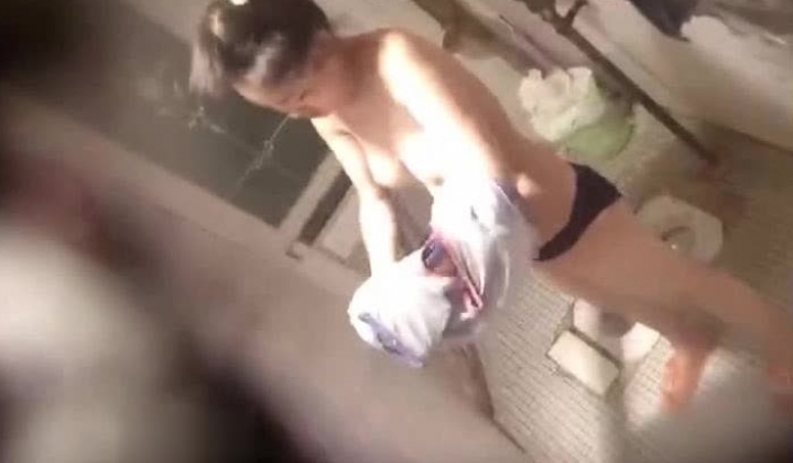 【洗澡更衣偷拍】 多场景冒死偷拍美女学生妹洗澡换衣服