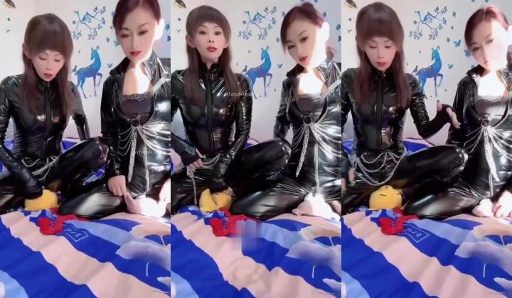 快手双熟女诱惑【女王祖宗】淫语诱惑，大尺度掰逼展示，拉拉互摸高潮，喜欢淫荡妈妈的不可错过