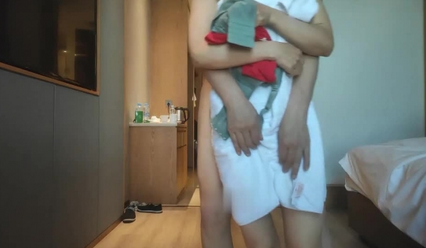 【良家故事】偷拍，网交新认识中年妇女，女的有打开心防慢慢能接受男主，第一次出轨