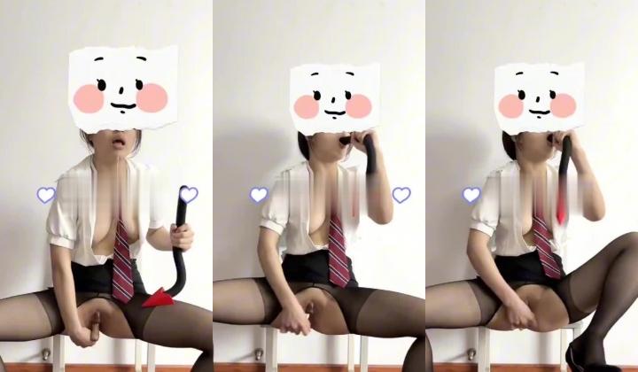推特上一个研究生，活活女菩萨，【柒柒77kimoji】接受网友各种挑战，裸舞电击灌肠风油精生姜插
