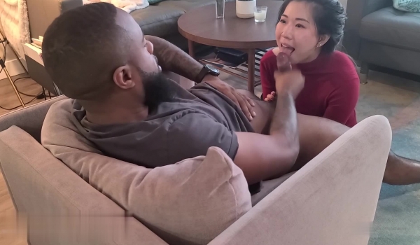 万人求购P站14万粉亚裔可盐可甜博主【Offic媚黑】恋上黑驴屌被各种花式露脸爆肏霸王硬上弓翻白
