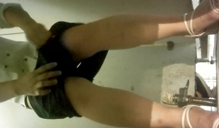 《农村旱厕逼脸同框》超多女人方便~有美女有极品逼~谨慎长腿美女左右看一圈镜头