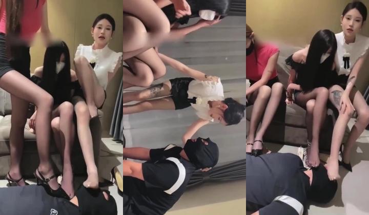 极品高冷纹身社会御姐和两个闺蜜美腿丝袜高跟踩踏男奴，脏话辱骂，强制舔脚