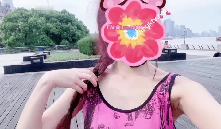 顶级露出艺术家『娜娜』九月最新私拍 地铁户外 人前露出 乘客都看傻眼了