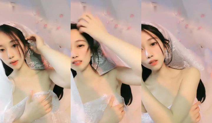 19岁的大一超级耐看的纯妹子看到如此清纯干净的小仙女众网友表示【妈妈我要谈恋爱了】白婚纱仙气飘飘