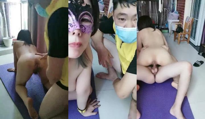 骚姑姑勾搭上门送外卖的小哥激情啪啪，口交大鸡巴让外卖小哥在地上各种爆草抽插，直接射在嘴里给狼友看