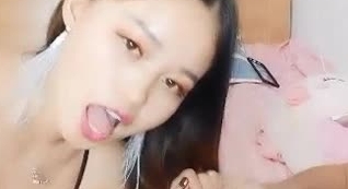 很是风骚的骚货少妇 和炮友床上啪啪大秀 口交 乳交 女上位 后入各种姿势操逼大秀 阴毛旺盛