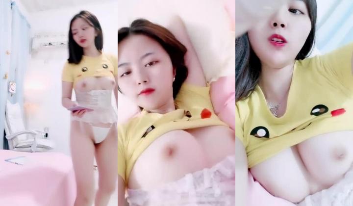 皮卡丘T恤极品甜美嫩妹首场露逼诱惑，撩起衣服露粉嫩坚挺美乳，性感吊带束腰拨开内裤掰穴，近距离特写