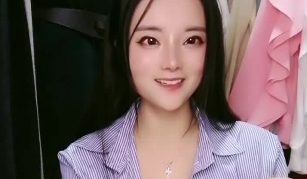 超美服装店老板娘，打烊后店里自慰，解开衬衣撩起短裙，跳蛋塞逼震动，太爽彪了一股水出来，太爽了咬着
