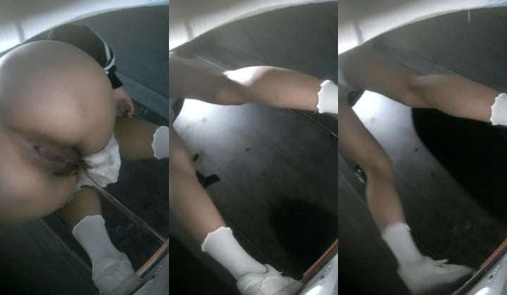 酒吧女厕近视角后拍小姐尿尿运动衣美女的逼逼非常肥厚