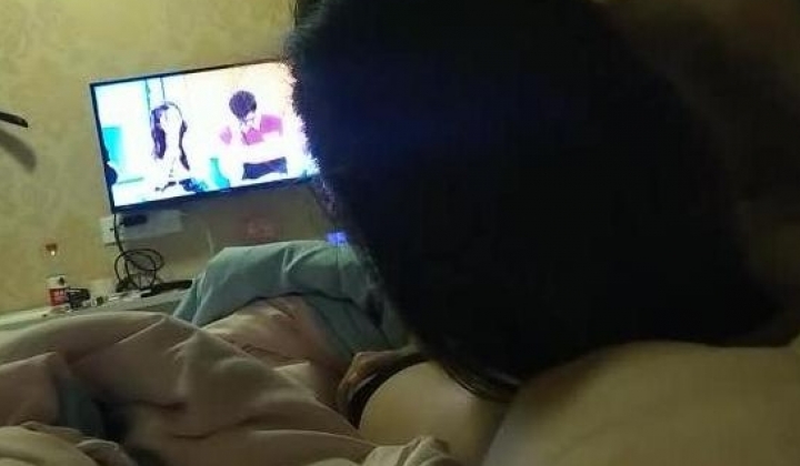 读研一的女友，露脸吃男朋友的小鸡，‘好不好吃’，唔，’不好吃也得吃，哇舒服~‘，贤淑女友被按着头
