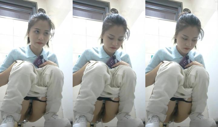 商场女厕蹲守手臂上纹身绝色靓妹 黑色情趣内包裹的骚唇又长又窄