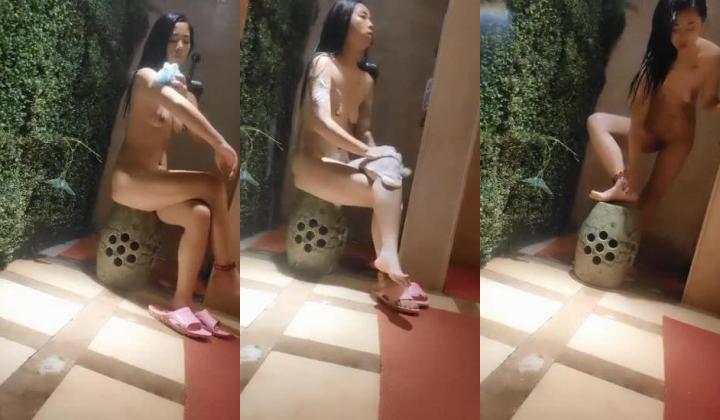 在澡堂偷拍长发妹子洗澡 身材可以 打泡泡抚摸全身 全程拍下洗澡全过程 一点也没有被发现