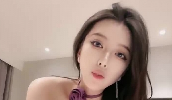 这个女孩真的好看，女神御姐【小草莓】蜜桃臀 骑乘位被无套干的超爽，眼神迷离