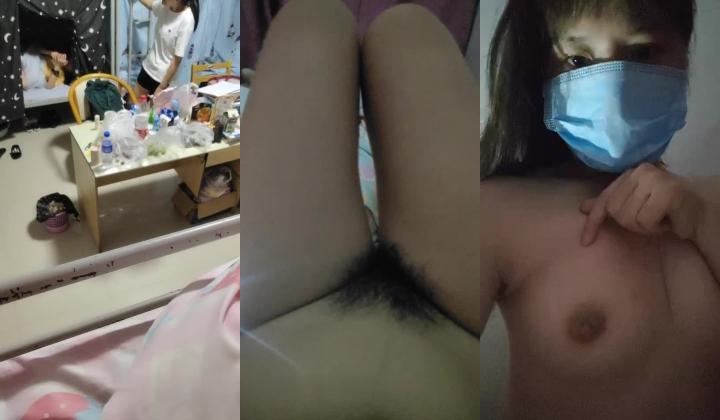 风骚学妹直播赚学妹，深夜看着室友渐渐入睡，自己在上铺偷偷脱光自慰骚逼给狼友看，好刺激