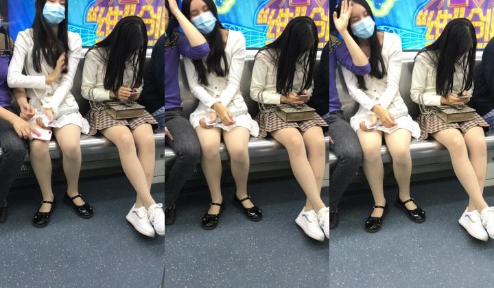 抄底颜值嫩妹【肉丝连衣裙】被发现了，翘二郎腿的姿势直接看硬了，有妈妈在旁边也要拍脸拍裙底