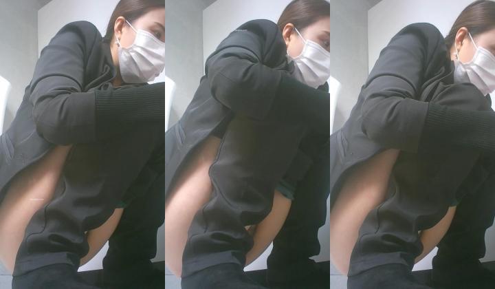 培训机构女厕双机位近景高清偸拍 多位小姐姐方便，脸逼同框看点十足