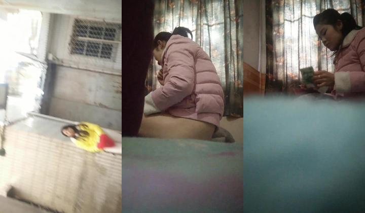 嫖哥开了工资又来老地方泄泄火看中坐在门口等活儿的粉色衣服圆脸大眼妹进屋二话不说啪啪啪速战速决