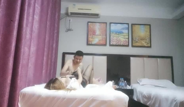 【张先生探花】 双飞少妇 白嫩圆润美臀 前面插着后面推着 淫荡两姐妹配合默契 服务周到