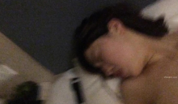 中年大叔单身宿舍露脸约炮性欲旺盛的美女同事 ️跳蛋喝鸡巴一起上才能得到满足