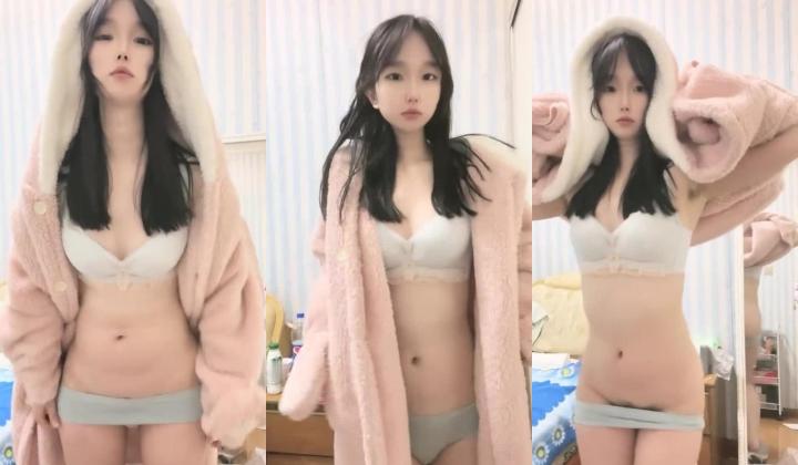 【小悦宝】校花学妹~!清纯学生服~掰穴特写~新道具自慰~清纯反差婊，爱嫩妹