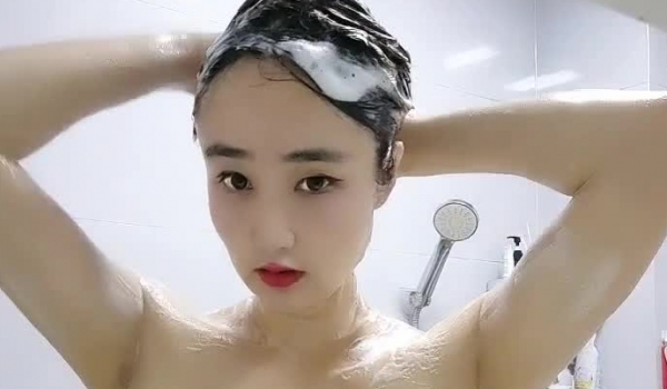 笑容甜美白皙性感艺校才艺小姐姐【白白大白兔】大尺度福利私拍 裸舞、古筝、洗澡、肛塞乳夹脱衣舞诱惑