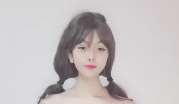 颜值不错的美女主播露脸激情大秀，颜值高身材好抖动骚奶子艳舞诱惑，掰开骚穴看特写展示，跟狼友互动撩