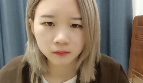 新人短发小妹妹！紧身牛仔裤！露奶装白嫩小奶子，半脱下牛仔裤，粉嫩一线天美穴，极度诱惑
