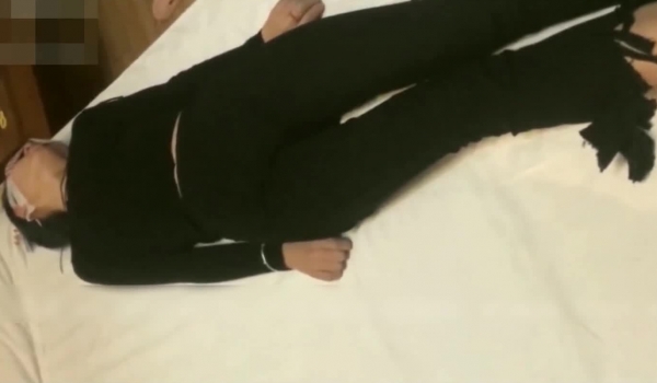 私密猎奇圈付费重磅大神死猪玩！死胖子憋了好久半脱牛仔裤小姐姐猛扣肥美鲍鱼干完B洞干屁眼子
