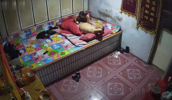 《家庭摄像头破解》不同场景偷窥多位夫妻各种姿势啪啪啪