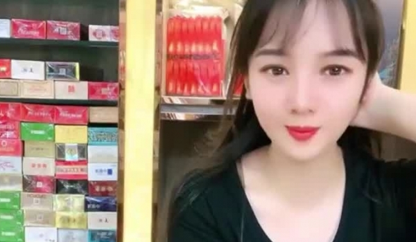 重磅！烟草酒水店的生意太差，甜美漂亮的店老板下海 在店里表演喷水，太能喷了 竟然喷到自己脸上 墙