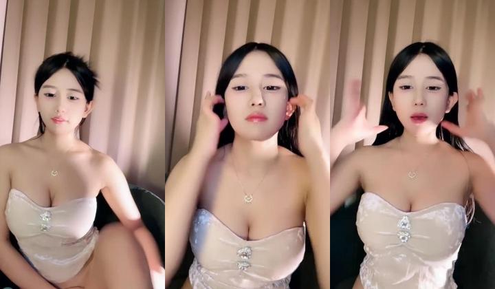 笑容甜美，高端精致女神【18岁昆明女模】大尺度福利，道具狠狠自慰，高潮喷水，玩的很开