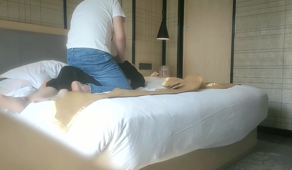 【良家故事】 偷拍 网恋 中年良家妇女收割机，人妻出轨求安慰，娇喘阵阵激情一刻操爽