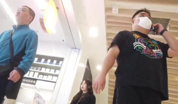 商城跟随偷窥跟男友逛街的眼镜小姐姐 皮肤白皙 性感大屁屁
